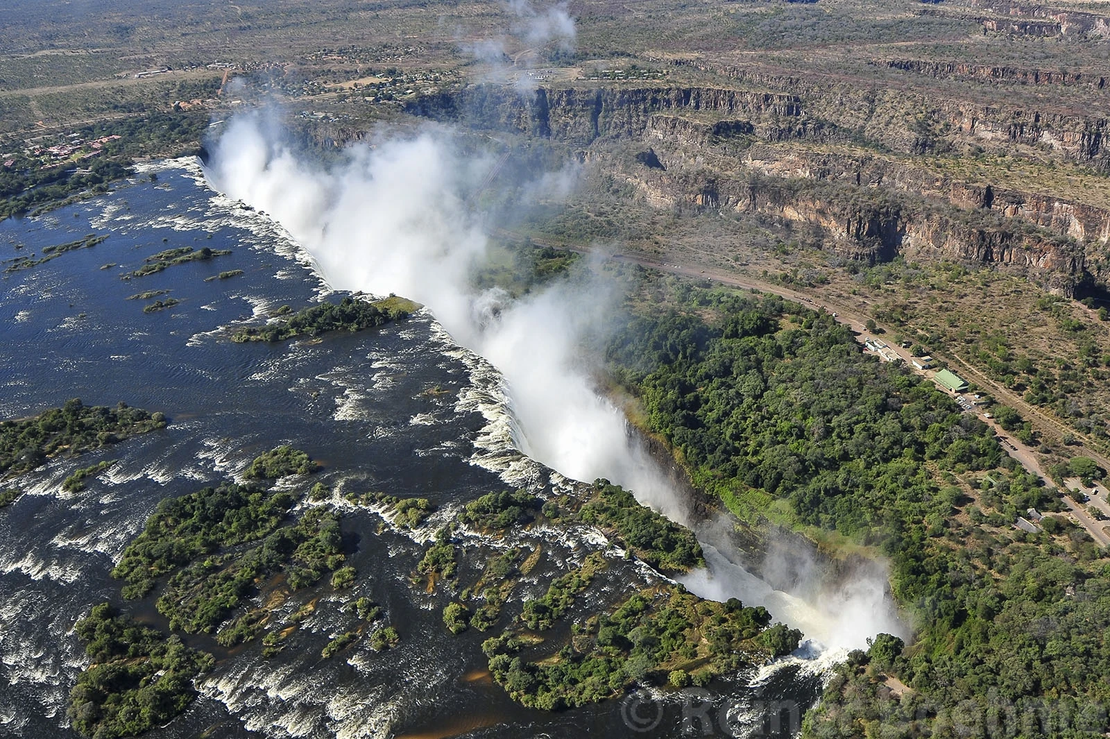 Helicopter flight, Zambia – photo by Reiner Boehme