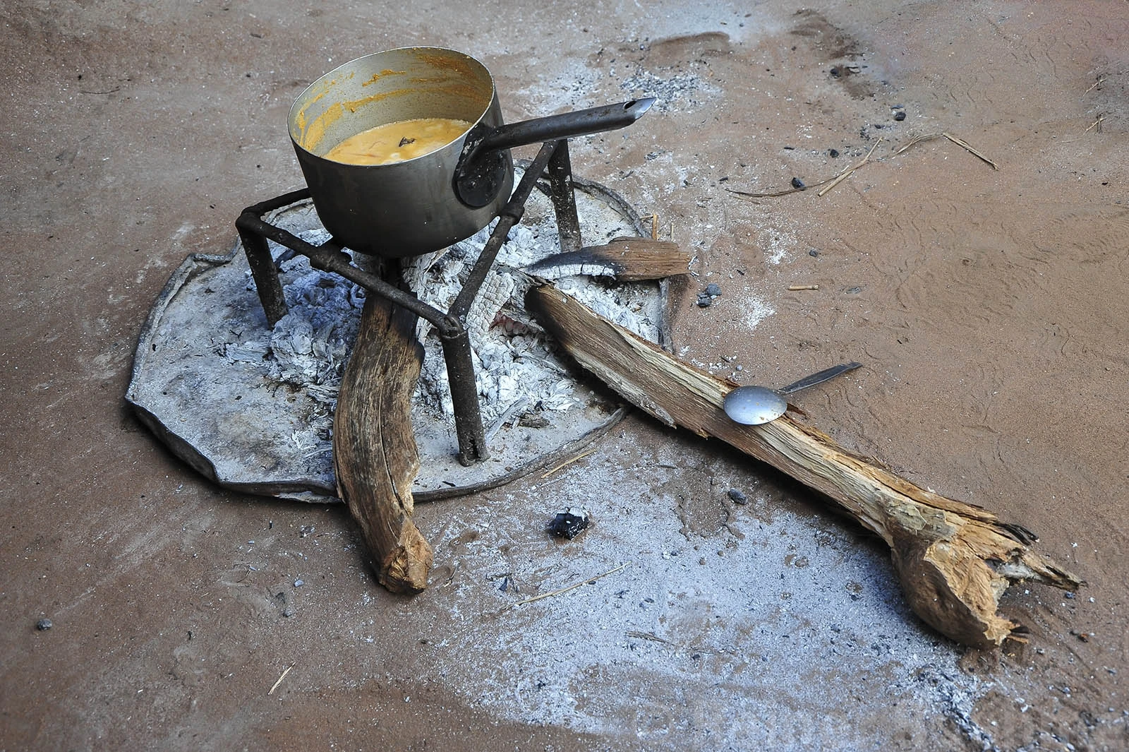 Lunch, Zambia – photo by Reiner Boehme