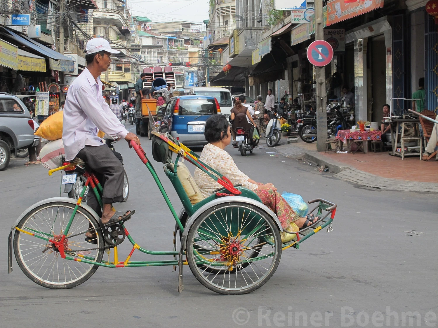 Local taxi service, Pnom Penh – photo by Reiner Boehme