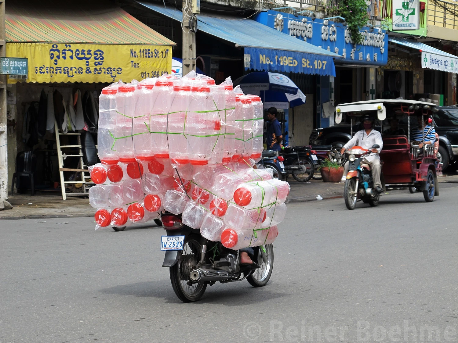 No problem with space, Pnom Penh – photo by Reiner Boehme