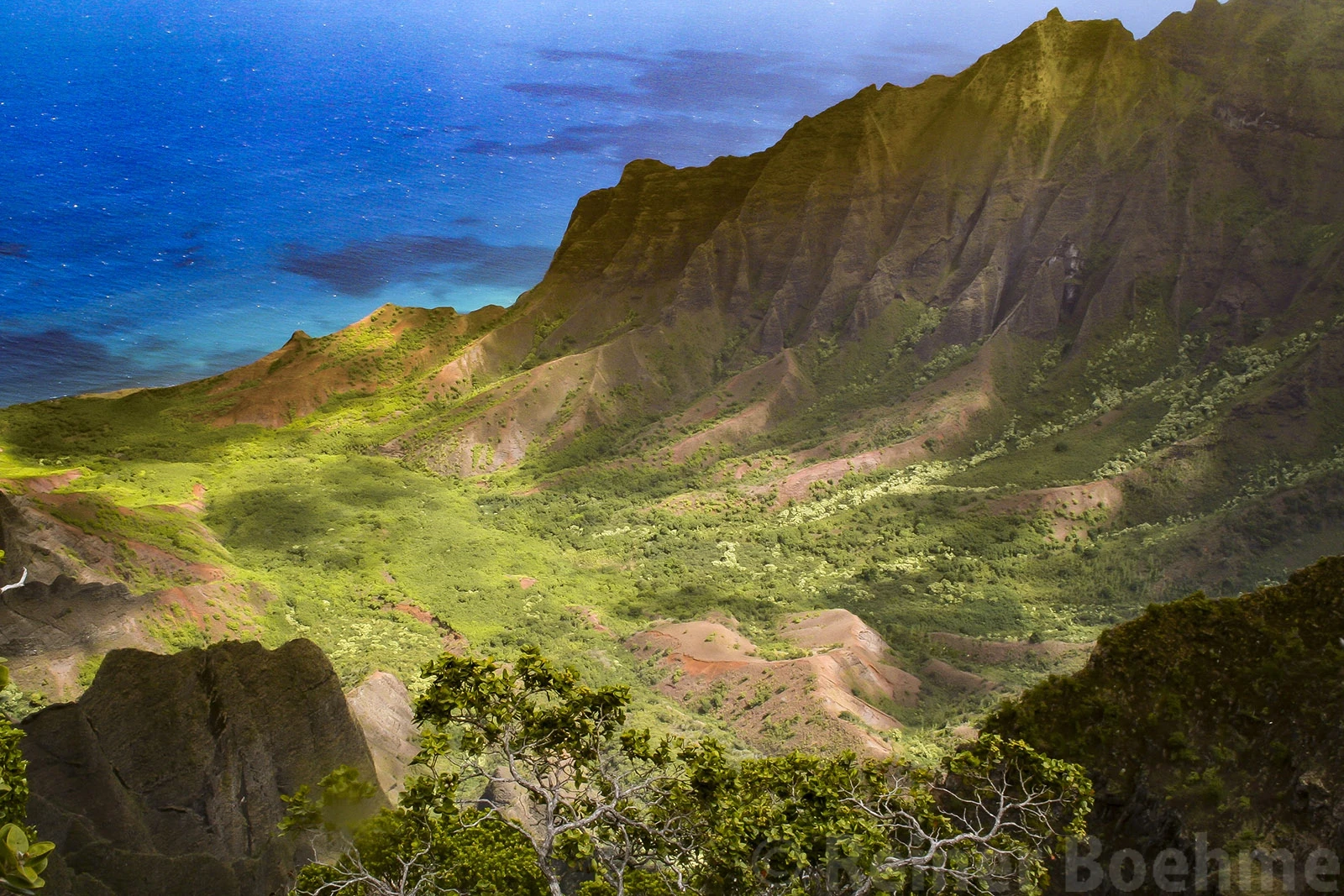 Famous Honopu valley at the Na Pali coast, Hawaii – photo by Reiner Boehme