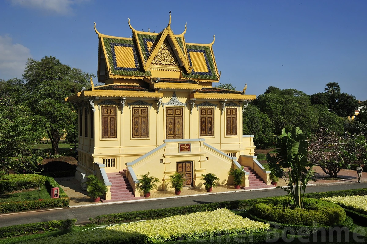 Palace compound, Pnom Penh – photo by Reiner Boehme