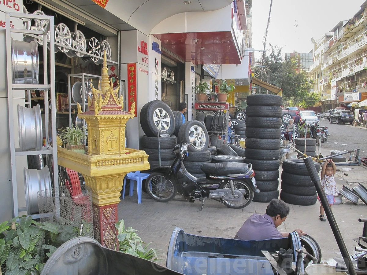 Tire repair shop, Pnom Penh – photo by Reiner Boehme
