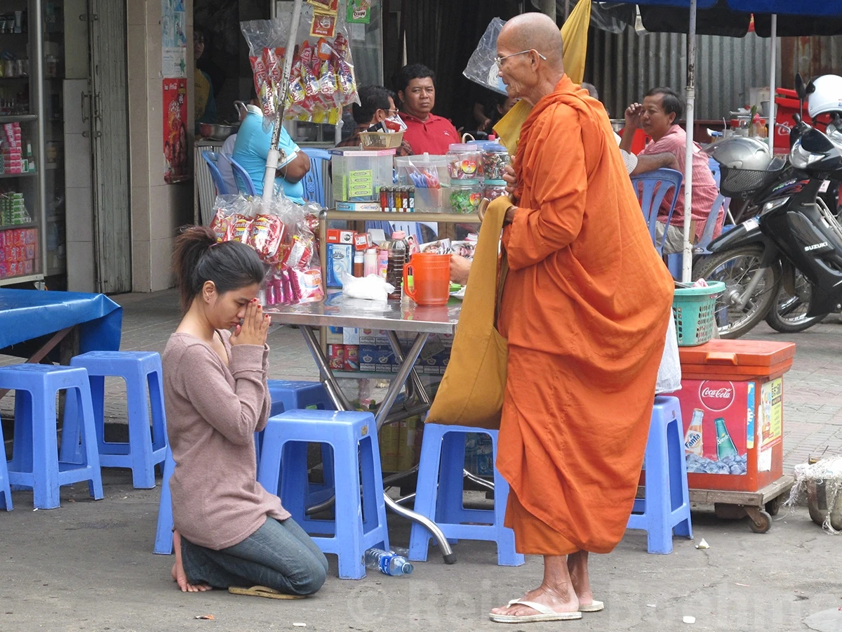 Street scene, Pnom Penh – photo by Reiner Boehme