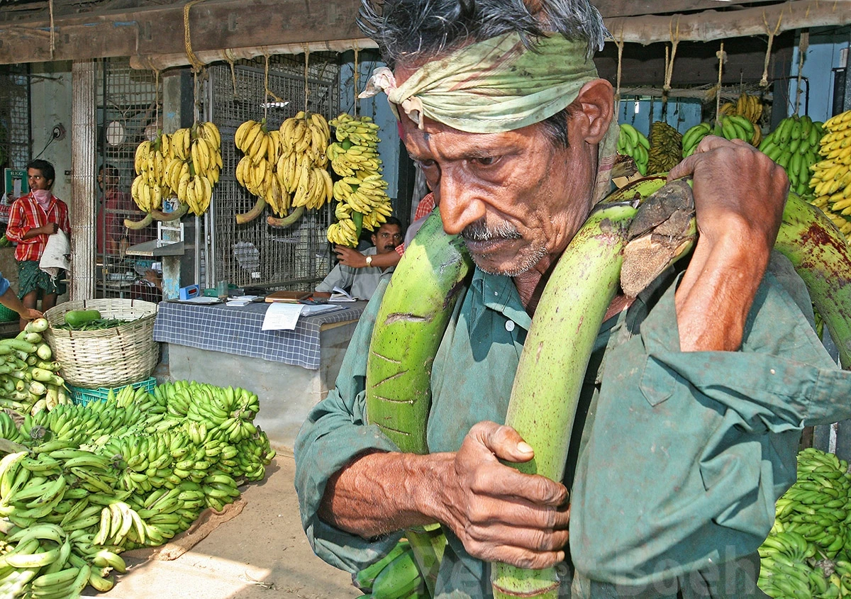 Hard labor, Kerala – photo by Reiner Boehme