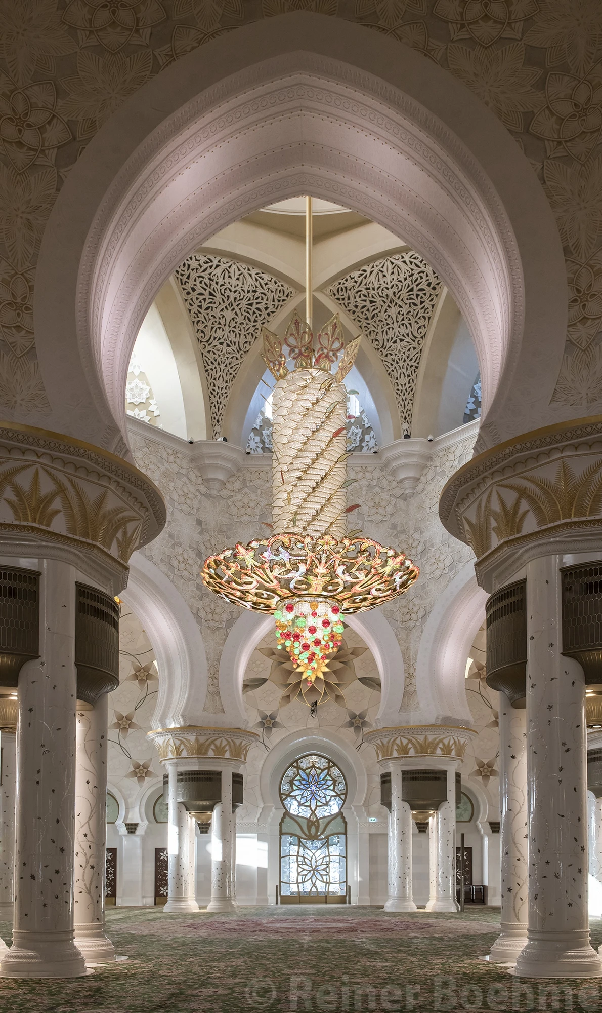 Prayer hall chandelier, United Arab Emirates – photo by Reiner Boehme