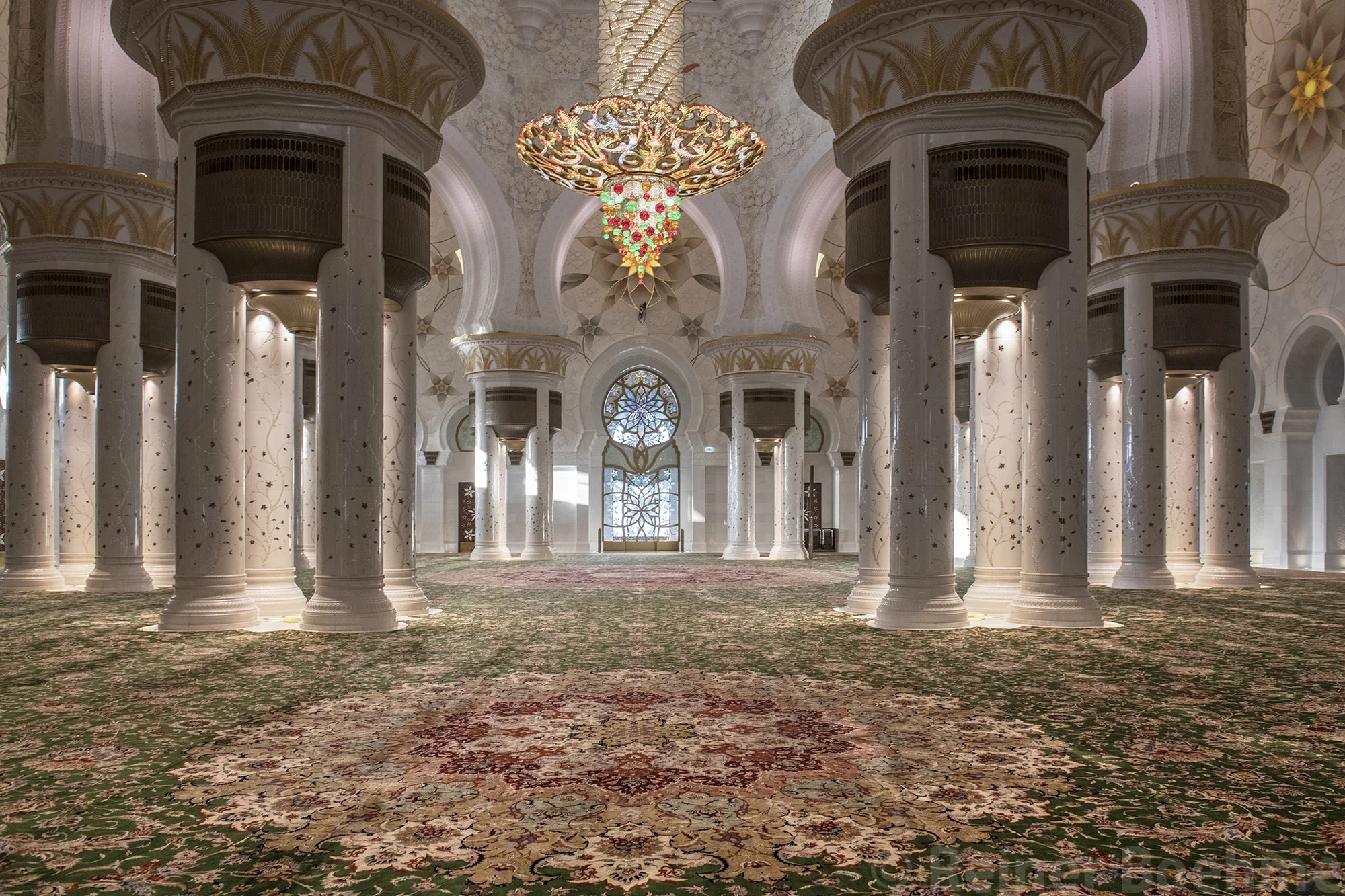 Great prayer hall, United Arab Emirates – photo by Reiner Boehme