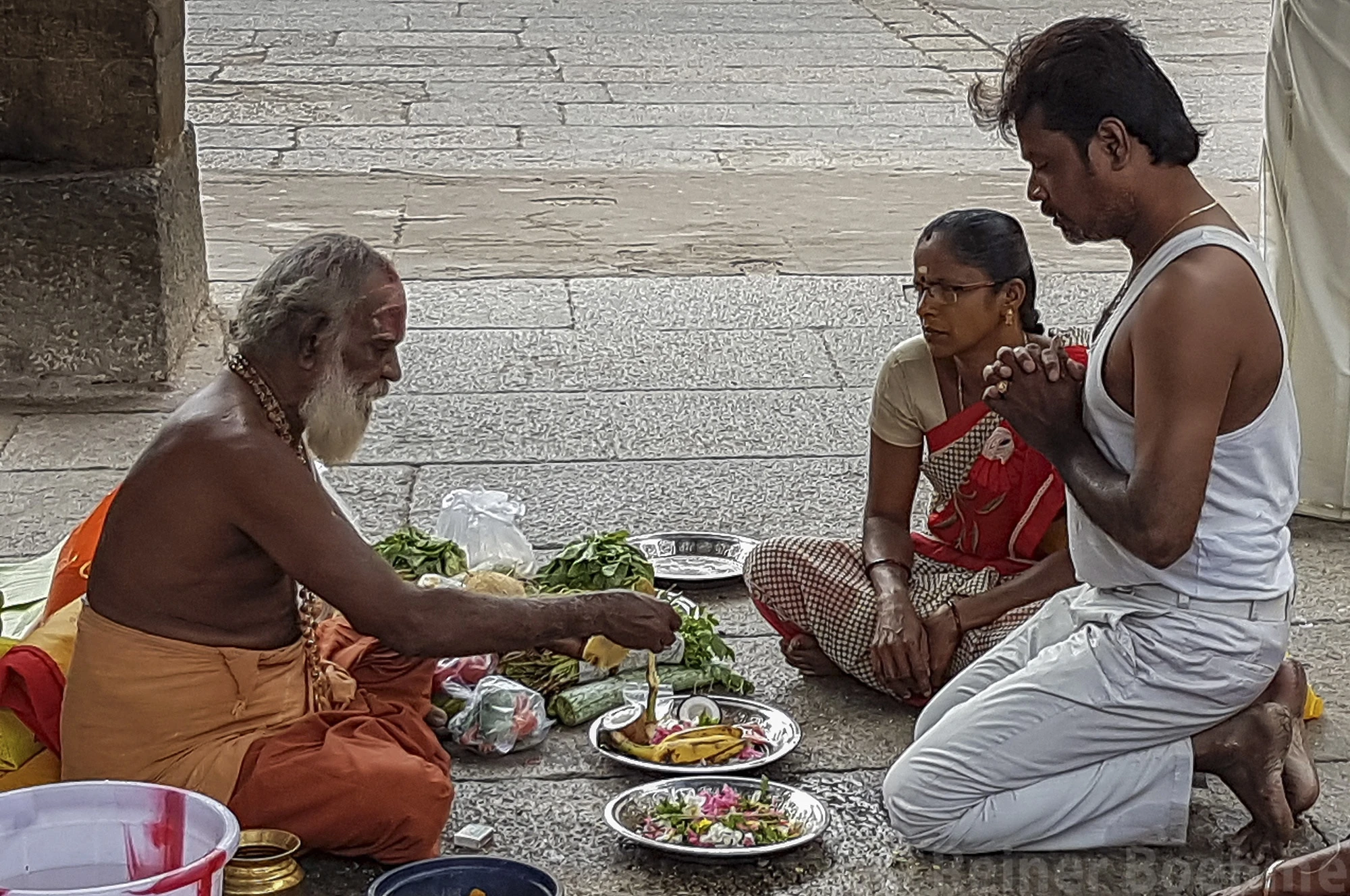 Hindu priest blessings, Madurai – photo by Reiner Boehme