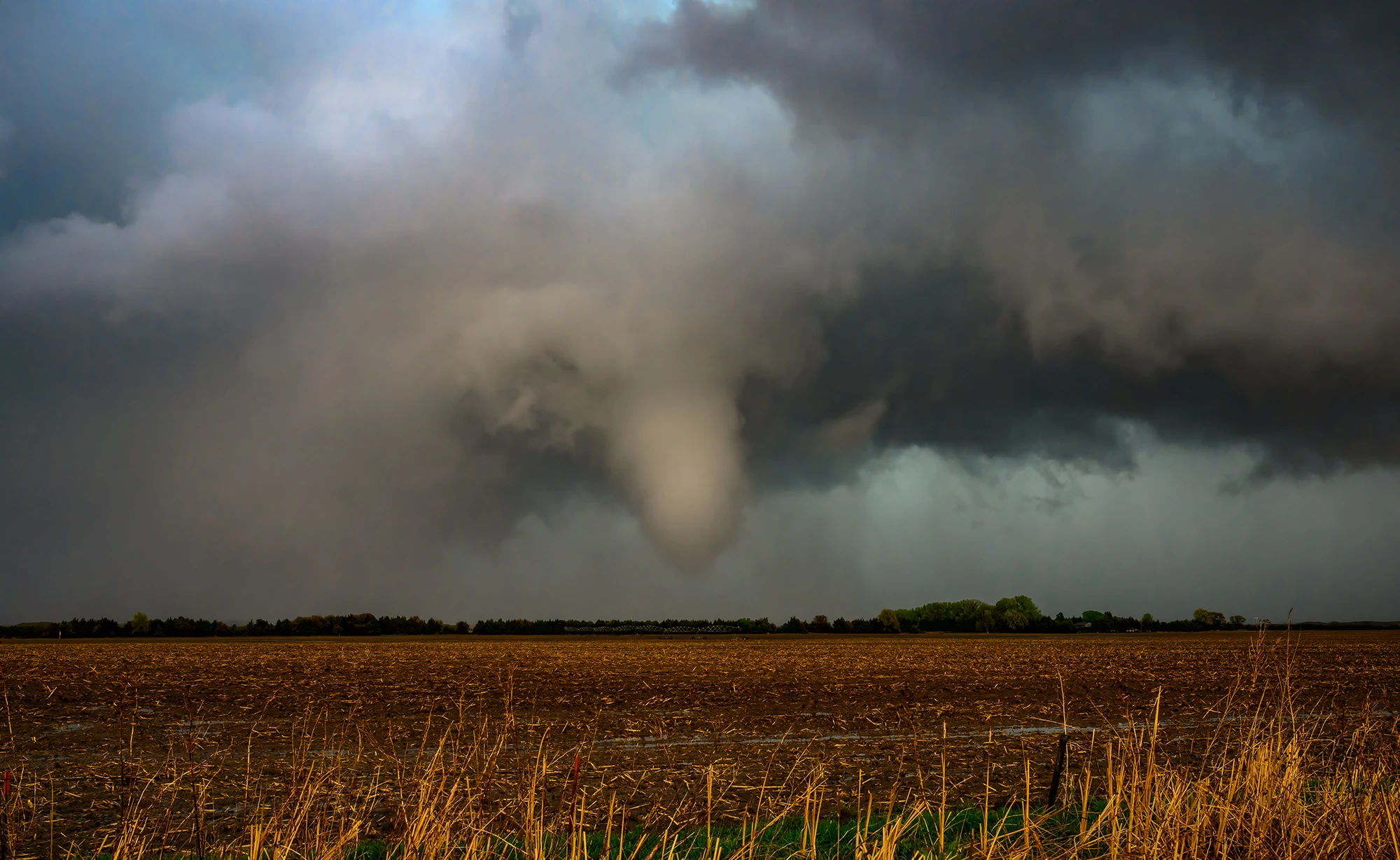 The tornado is reaching for the ground, Tornado alley 2023 – photo by Reiner Boehme