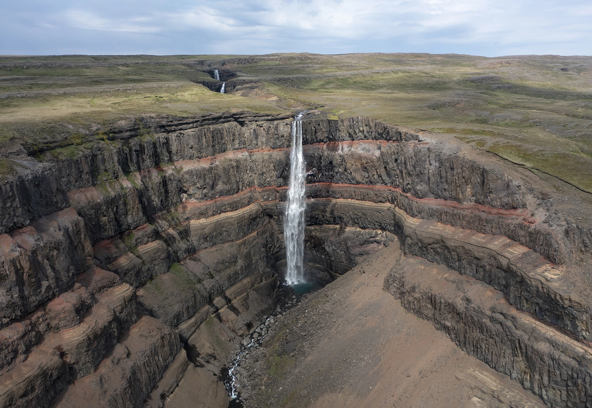 Hengifoss upstream, Iceland 2023 – photo by Reiner Boehme