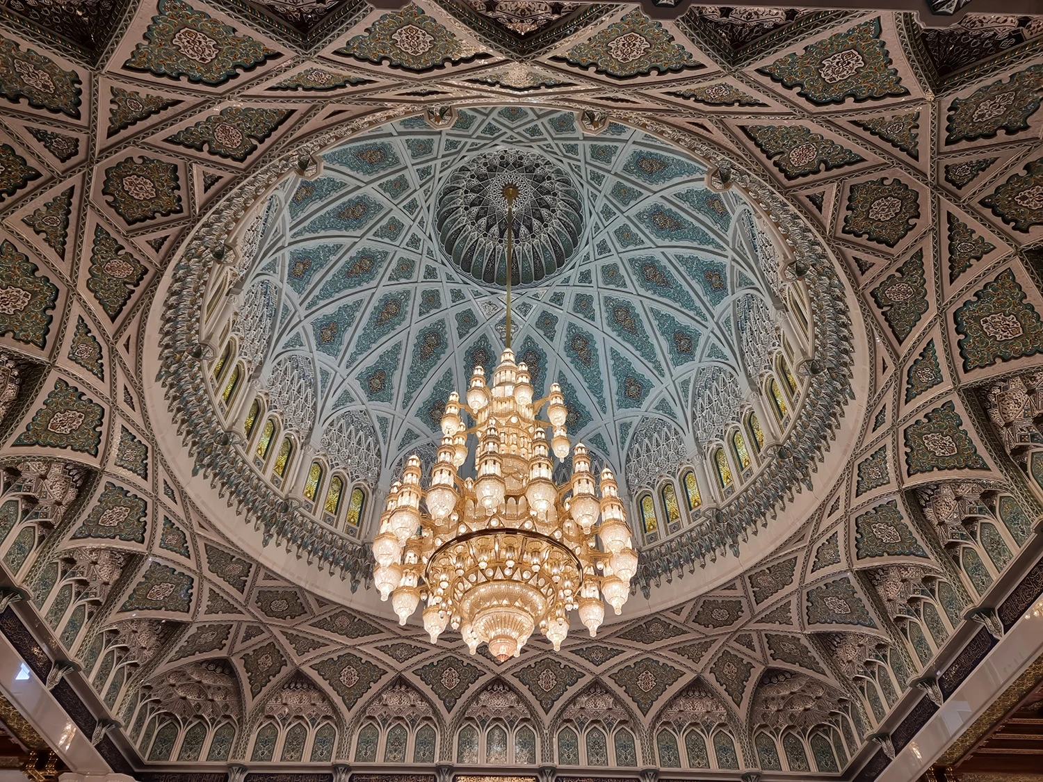 Grand Chandelier under the dome, Muscat – photo by Reiner Boehme