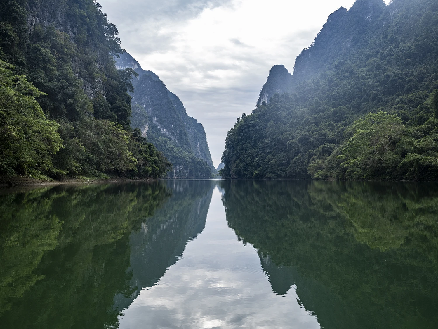 First boat tour, Southwest China – photo by Reiner Boehme
