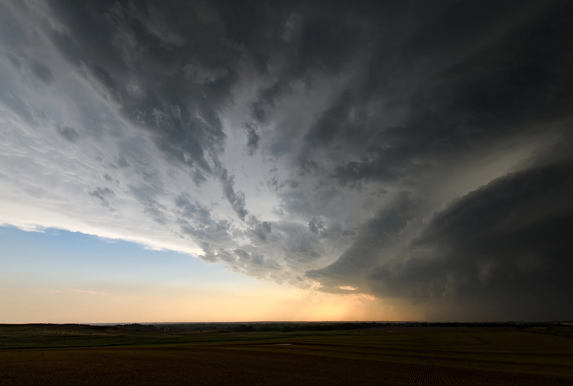 The front of the supercell later on, Tornado alley 2024 – photo by Reiner Boehme