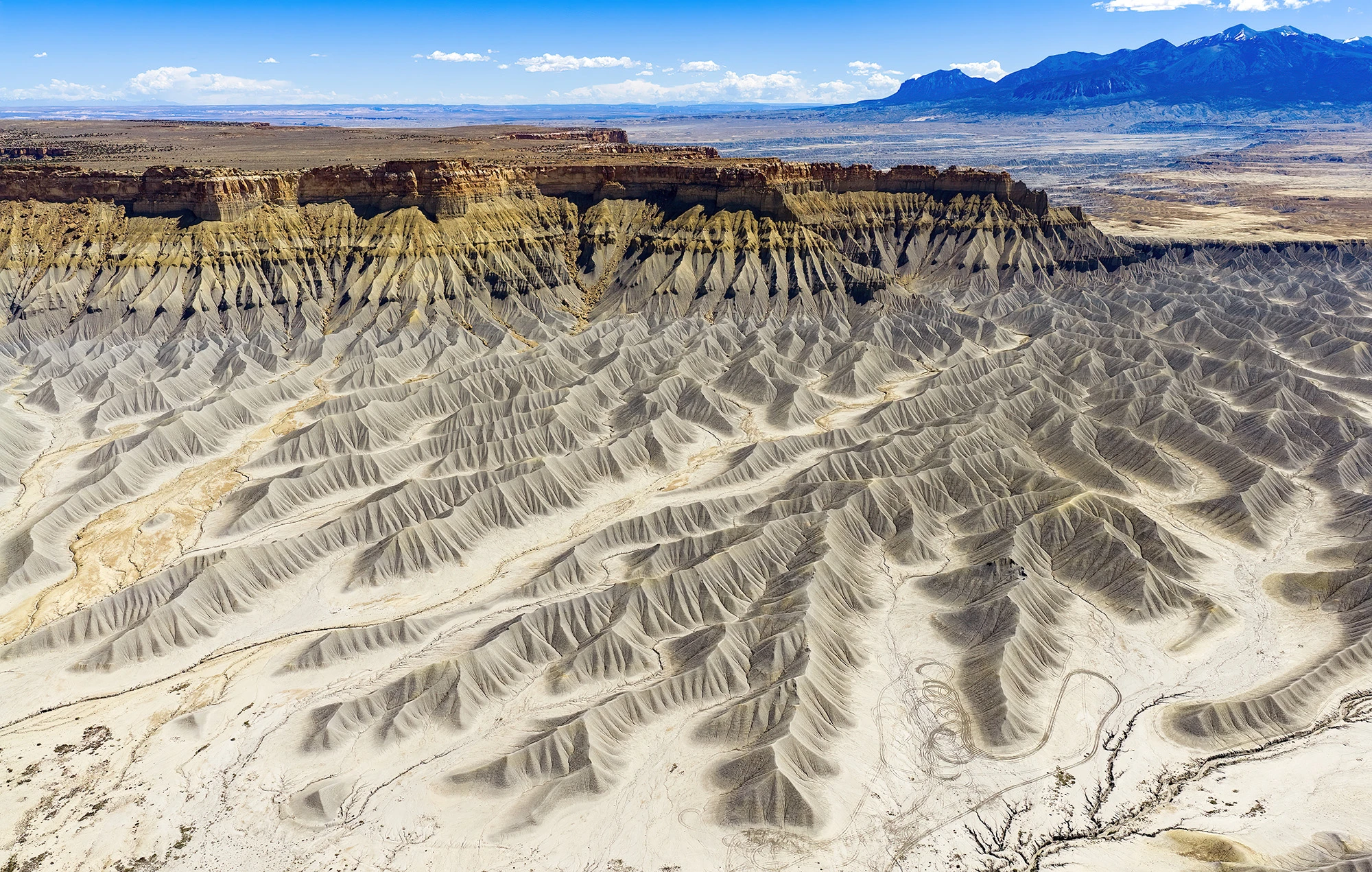 Explore the camp site near Caineville, Utah drone tour – photo by Reiner Boehme