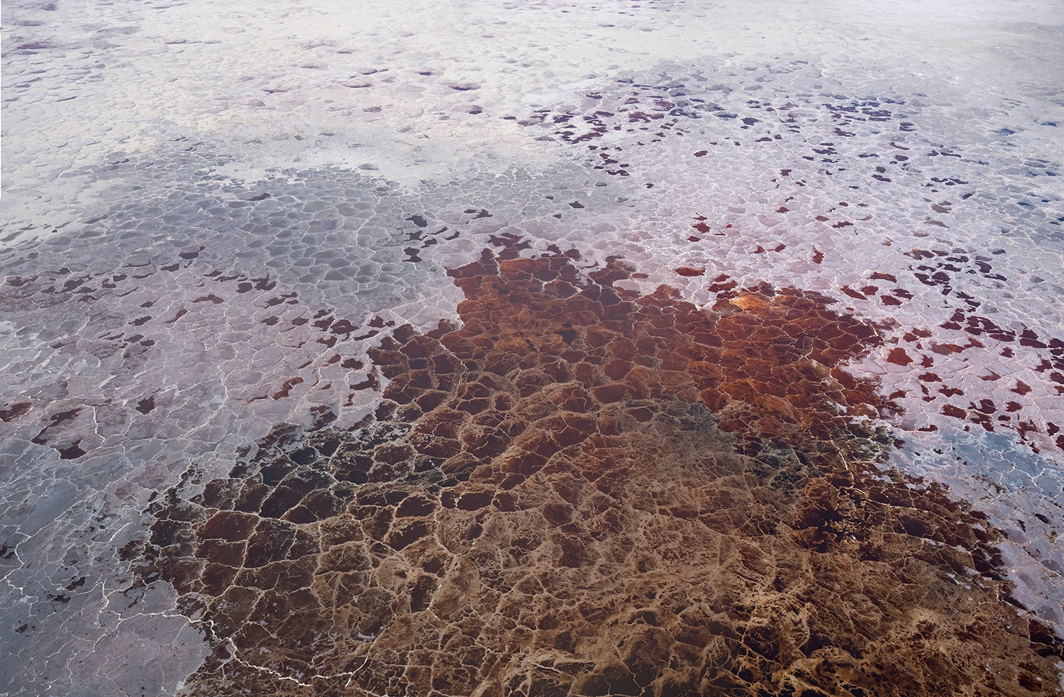 Salt pan on lake Magadi, Kenia-Tansania – photo by Reiner Boehme