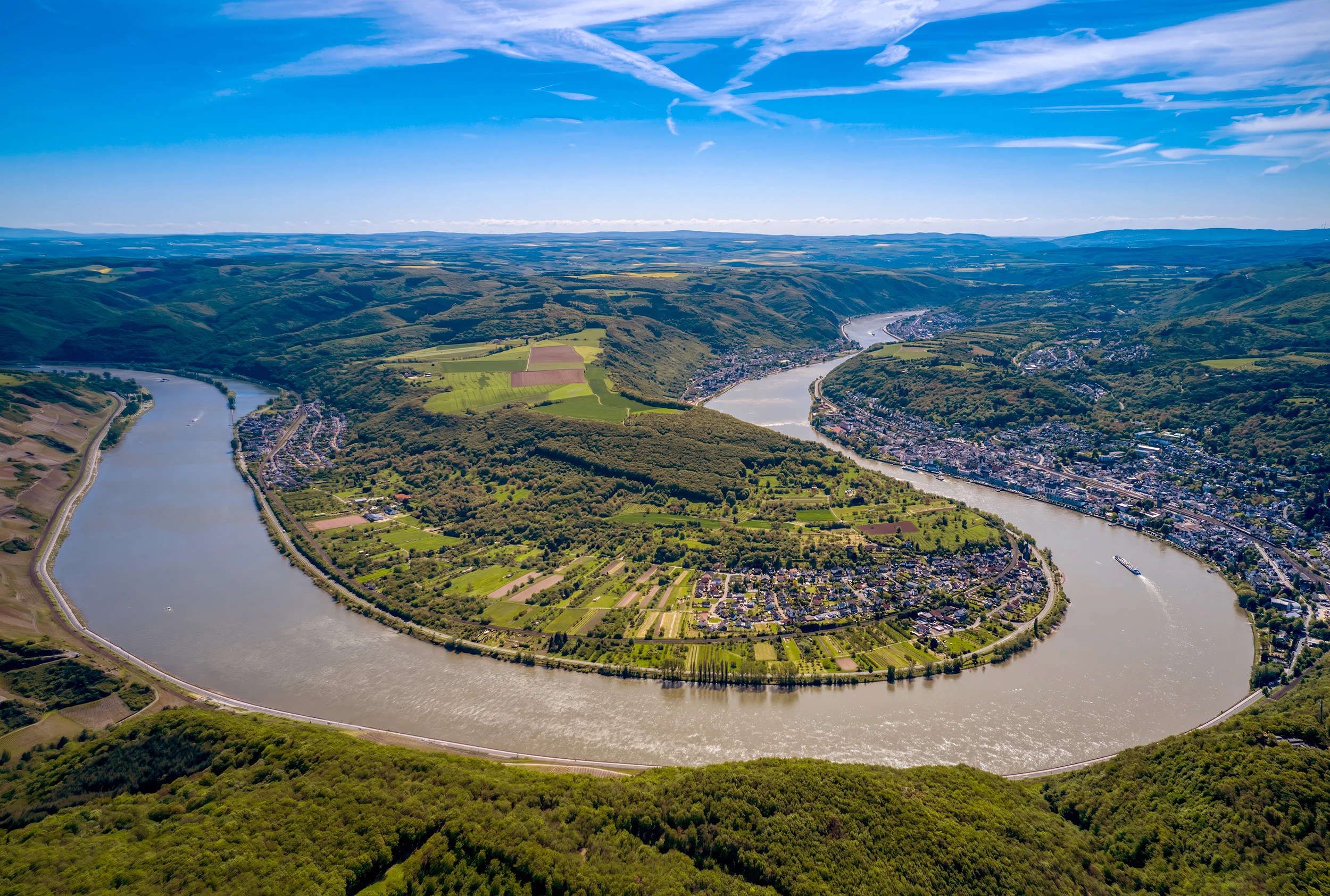 Horseshoe bend near Bppard, River Rhein – photo by Reiner Boehme