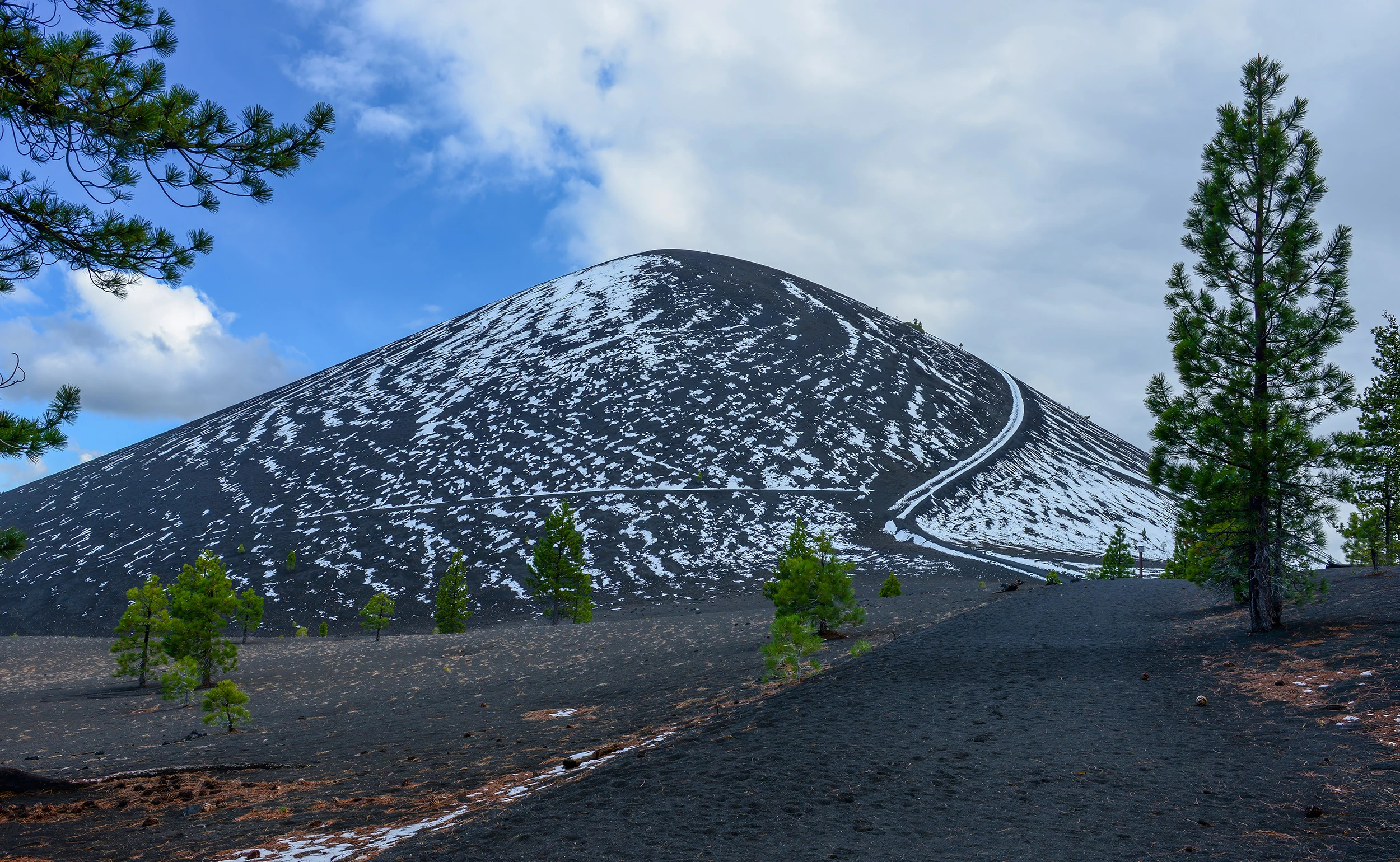 The trail to the top of Mt. Lassen, Lassen NP – photo by Reiner Boehme